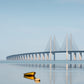 Gul båt och Öresundsbron