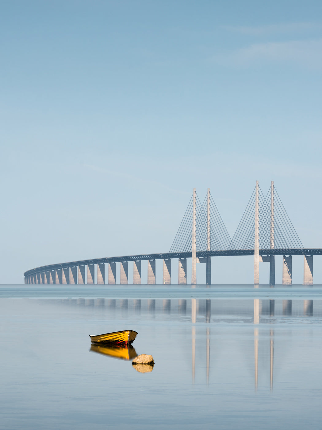 Gul båt och Öresundsbron