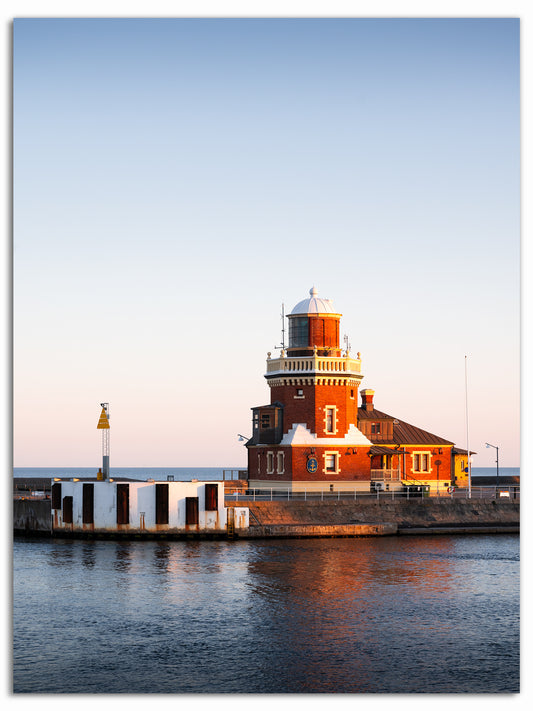 Morgonljus över Helsingborg Fyr och Lotshus