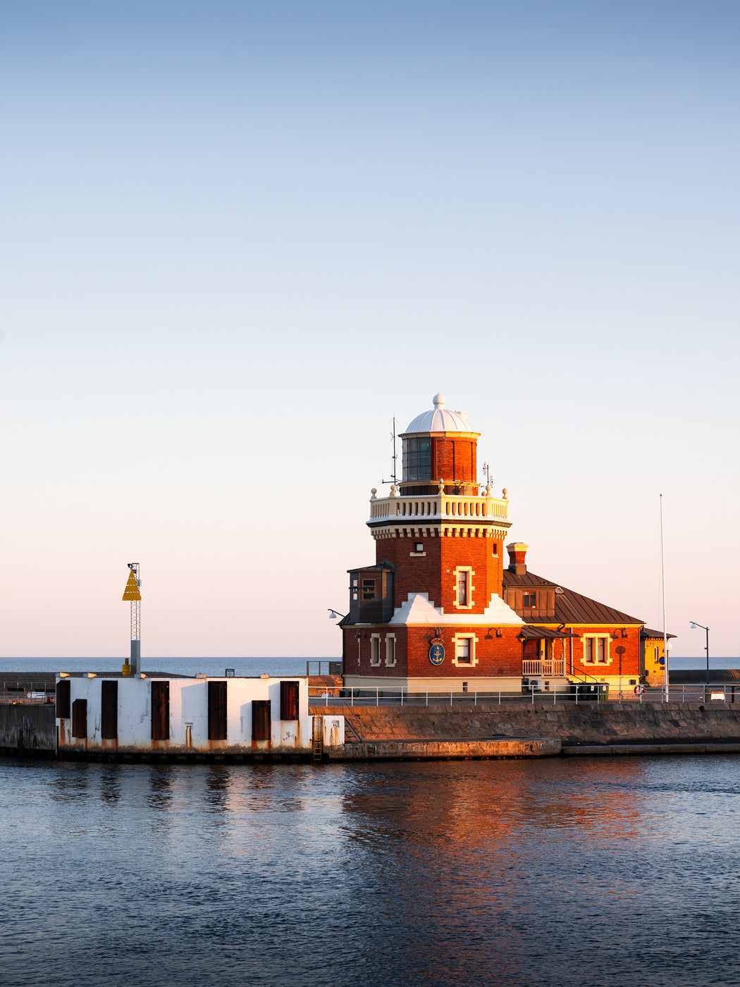 Morgonljus över Helsingborg Fyr och Lotshus