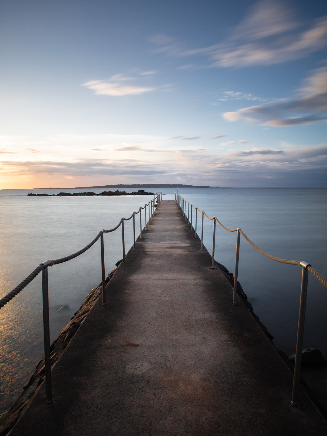 Solnedgång över badbryggan i Torekov