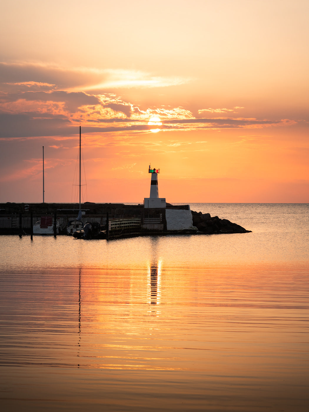 Solnedgång över fyren i Mölle